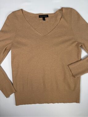 Gorgeous Quality Banana Republic Tan V-Neck Comfortable Weight Sweater- Medium